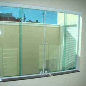 janela de vidro para quarto